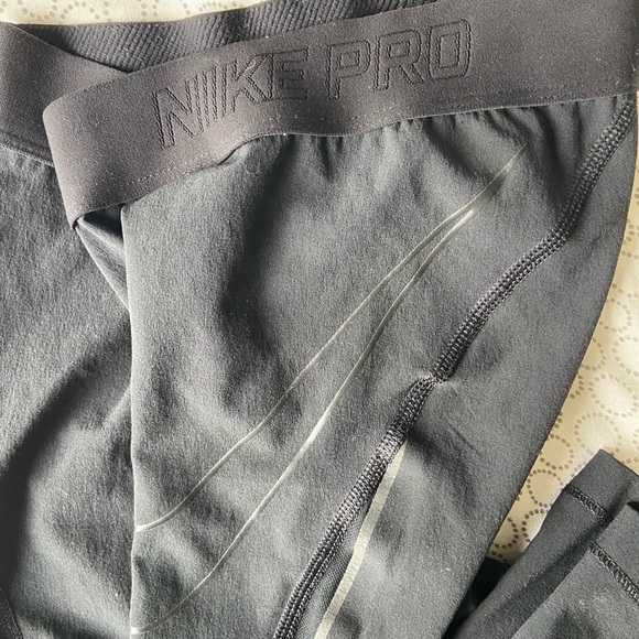 Nike Pro Leggings with Mesh - Picture 3 of 3